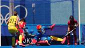 DETERMINANTE. La portera de la selección femenina de hockey, María Ángeles Ruiz, hace una gran parada en el partido ante Australia.