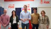 El secretario de Lgtbi del PSOE de Jaén, Víctor Gutiérrez (centro), en una charla en la sede del PSOE de Jaén capital. / PSOE de Jaén.