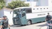 SEGURIDAD. Autobús de la Guardia Civil que trasladó a la cárcel de Albolote a los doce primeros implicados que fueron arrestados en Úbeda.