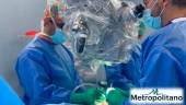 El equipo de Neorocirugía del Hospital Metropolitvano en una interención de columna a un paciente que vciene del extranjero.