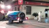 TRABAJO. Un tractor con una cuba ayuda a los operarios de Villatorres a desinfectar sus calles.