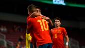 ALEGRÍA. Antonio Pérez celebra su gol junto a Bernat Povill, que abrió el marcador ante Ucrania.