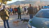 Vecinos atienden las órdenes de la Guardia Civil antes de continuar la búsqueda / Fernando Cano.