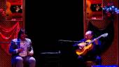 Paco Cepero interpretando un tema encima de las tablas del Teatro Coliseo con Samuel Serrano. 