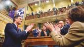 CONGRESO. Aplausos a Pedro Sánchez al conocer el resultado definitivo de la votación. 