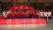 campeón. La plantilla de la selección española de fútbol sala posa con la copa tras ganar el Torneo Andalucía, Región Europea del Deporte.