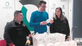 COMERCIO. Sergio Burguillos, Francisco Sarmiento y Marta Serrano, durante el sorteo de los vales.