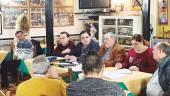 ASAMBLEA. El alcalde, Víctor Torres, y el presidente de la Peña Flamenca, Manuel López, con la directiva.