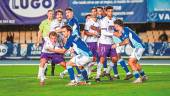 Los jugadores del Real Jaén y del Xerez CD, en una jugada a balón parado durante la primera vuelta en Chapín. / Miranda López / Real Jaén.