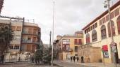 PUNTO NEURÁLGICO. Mástil en el que se colocará la bandera de España, en la calle Álamos.