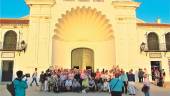 DEVOCIÓN. Representantes de la delegación de Alcalá la Real, a las puertas de santuario rociero.