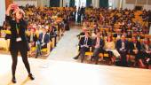 SESIONES. Paloma Gracia González realiza un “selfie” al público, autoridades y profesionales del turismo, al finalizar la ponencia ofrecida.