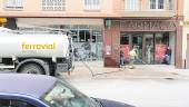 PULCRITUD. Un operario de limpieza desinfecta la entrada de una farmacia en la Avenida Príncipe Felipe.