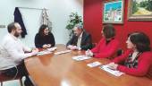 PROYECTO. Representantes del Ayuntamiento y la Cruz Roja, durante el encuentro sobre “Acércate”.