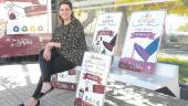 CAMPAÑA. Natalia Pérez, en una de las paradas de autobús donde se ha colocado un cartel sensibilizador.