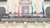 DEVOCIÓN. La imagen de San Eufrasio, en la fachada del Ayuntamiento junto a su ofrenda floral.