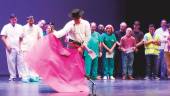 TEATRO. Usuarios de los Centros “Virgen de la Cabeza” y de Salud Metal durante la representación escénica.