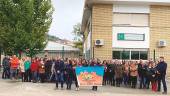 PROTESTA. Representantes de las familias afectadas, a las puertas del colegio Alonso de Alcalá.