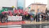 CONCENTRACIÓN. Participantes en la concentración a las puertas del centro de salud del Bulevar.