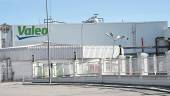 ECONOMÍA. Exterior de la factoría de Valeo Iluminación, en el polígono de Martos.