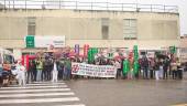 SANIDAD. Sindicalistas y trabajadores del San Juan de la Cruz, durante la concentración llevada a cabo. 