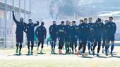 BUEN AMBIENTE. Los futbolistas del Linares Deportivo se ejercitan con vistas al partido de esta tarde ante el Sevilla FC.