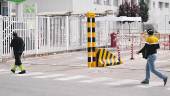 ENTRADA. Dos trabajadores cruzan un paso de cebra junto a la entrada de Valeo