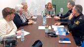 María del Carmen Angulo se reúne con miembros de la Policía Local y Nacional, así como el presidente de OCO y representantes vecinales del Tomillo y Peñamefécit. / Ayuntamiento de Jaén.