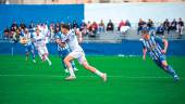David Serrano persigue el balón en una jugada del partido de la primera vuelta entre el Águilas y el Real Jaén en El Rubial. / Miranda López / Real Jaén.