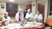 TRABAJO. La comunidad de madres calasancias elabora mascarillas en su convento.