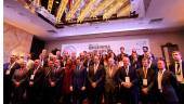 JUNTOS. Foto de familia de los participantes en el encuentro, con el presidente de la Junta de Andalucía, Juanma Moreno. 