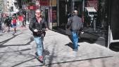 MOVILIDAD. Manolo Bolaños avanza con su patinete por el Paseo de la Estación.