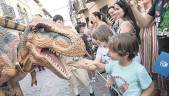 DIVERSIÓN. Varios niños juegan con la recreación de un dinosaurio durante una edición anterior.