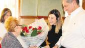 EMOCIÓN. Anita Molina recibe un ramo de rosas de manos de Laura Berja, en prensencia de Valdivia. 