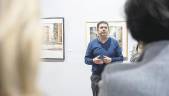 CULTURA. Juan Valdivia, en la inauguración de la exposición “Acuarelas” , ubicada en la sala Pintor Elbo.