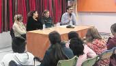 ARCHIVO. Carmeli, Loli y Paqui, durante la mesa redonda, en el salón de actos del IES San Felipe Neri.