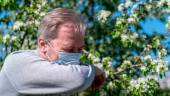 Un hombre con mascarilla estornuda debido a la alergia. / Europa Press.