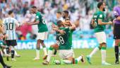 Los jugadores de Arabia Saudí se abrazan tras ganar a Argentina en el Mundial de Catar / Sebastian El-Saqqa / firo sportp / AFP7 / Europa Press.