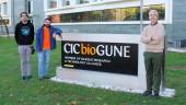 Hasier Eraña, Jorge Moreno y Joaquín Castilla, los investigadores del CIC BioGune implicados en el hallazgo. / CIC BioGune.