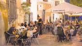 GASTRONOMÍA. Vecinos toman un refrigerio en una terraza una noche veraniega.