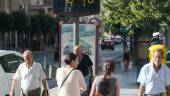 Jiennenses pasean por la Avenida Madrid en un día con los termómetros por encima de los 40º. / Agustín Muñoz.
