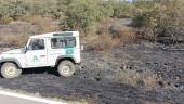 Un vehículo de la Junta de Andalucía en la zona afectada por el fuego de La Carolina.