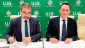 Juan Gómez y José Carlos Gómez Villamandos firman el acuerdo. / Universidad de Jaén.
