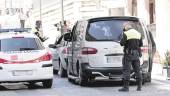 EN BERNABÉ SORIANO. Dos agentes de Policía Local sancionan al conductor de un vehículo por una infracción en una foto de archivo.