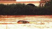 INUNDACIONES. Un vehículo arrastrado por el agua.