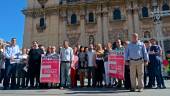 JAÉN. Miembros de la Corporación Municipal, representantes de la Diputación Provincial y portavoces de diferentes plataformas ciudadanas se concentran a los pies de la Catedral.