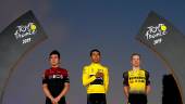 PODIO. De izquierda a derecha, los ciclistas Geraint Thomas (Ineos), Egan Bernal (Lotto Soudal) y Steven Kruijswijk (Jumbo-Visma).