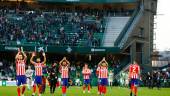ÉXITO. Los jugadores del Atlético de Madrid saludan a sus aficionado después de ganar al Real Betis.
