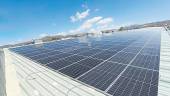 Paneles solares fotovoltaicos instalados en la cubierta de la fábrica de El Chaparral.