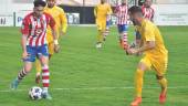 El jugador del Torredonjimeno Jorge Vela avanza con el balón en el Matías Prats. F. GAITÁN